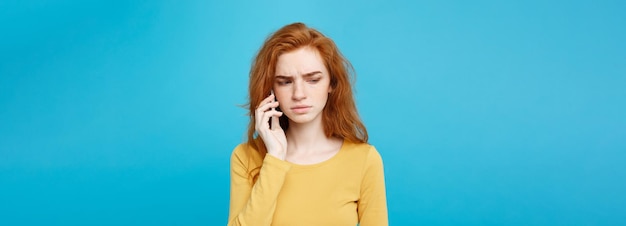 Retrato do conceito de estilo de vida da garota ruiva ruiva com expressão chocante e estressante enquanto conversa