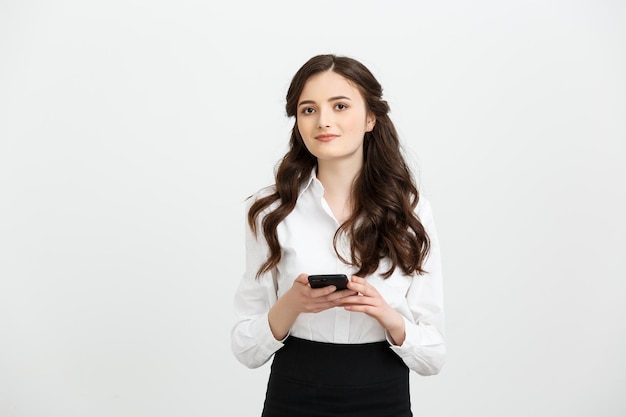 Retrato do conceito de negócios de mulher de negócios usando um telefone celular isolado em um fundo branco