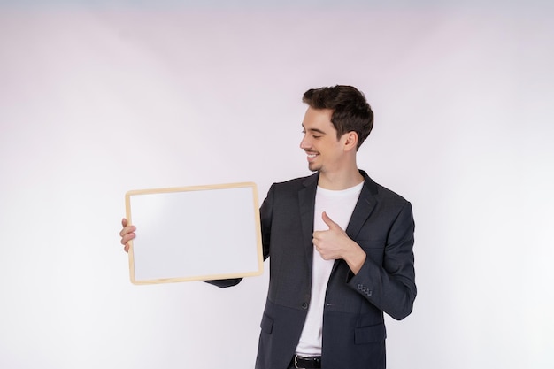 Retrato do empresário feliz mostrando a tabuleta em branco no fundo branco isolado