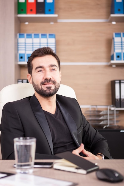 Foto grátis retrato do empresário trabalhando em seu escritório. empresário em ambiente profissional