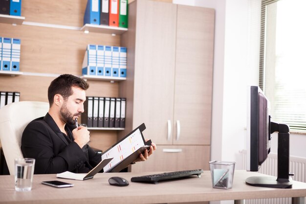 Retrato do empresário trabalhando em seu escritório. Empresário em ambiente profissional