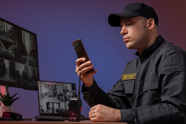 Retrato do guarda de segurança masculino com uniforme