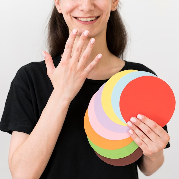 Foto grátis retrato do intérprete que ensina a linguagem de sinais