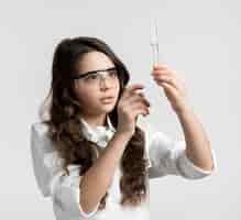 Foto grátis retrato do jovem cientista verificando amostra de química