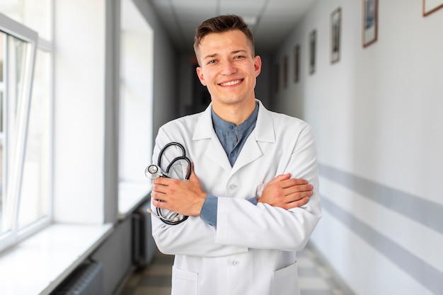 Retrato do jovem médico segurando o estetoscópio