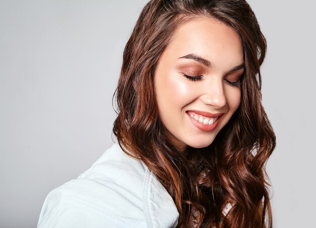 Retrato do jovem modelo rindo elegante em roupas de verão casual colorido com maquiagem natural em cinza