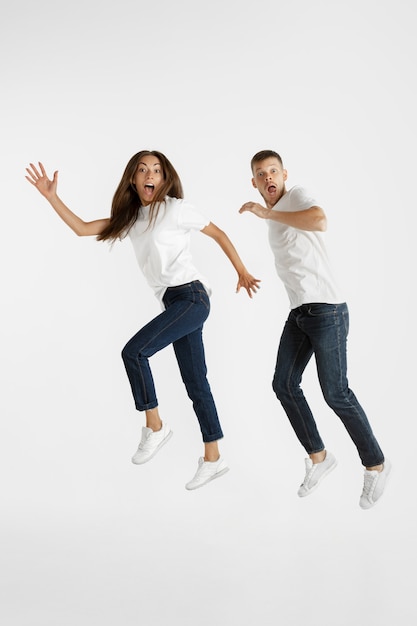 Foto grátis retrato do lindo casal jovem em estúdio branco