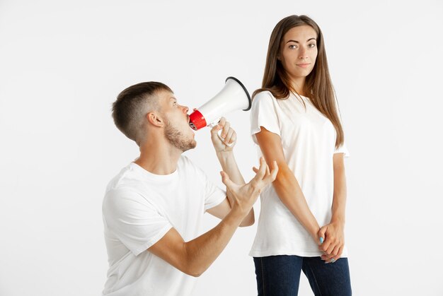 Retrato do lindo casal jovem em estúdio branco