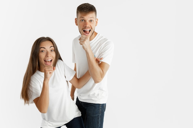 Retrato do lindo casal jovem isolado. Mulher e homem dançando e cantando, parecem felizes juntos.