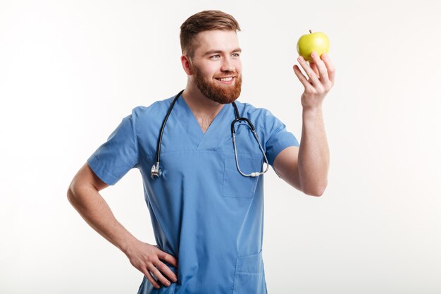 Retrato do médico bonitão com casaco azul