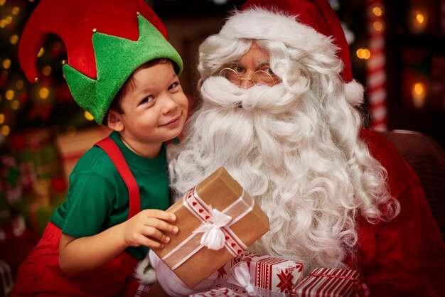 Retrato do menino e do Papai Noel