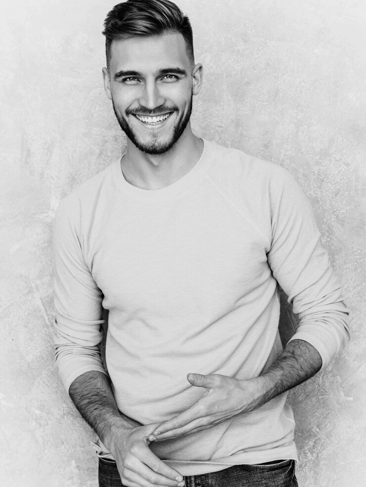Foto grátis retrato do modelo bonito jovem sorridente, vestindo roupas de verão casual rosa. moda elegante homem posando