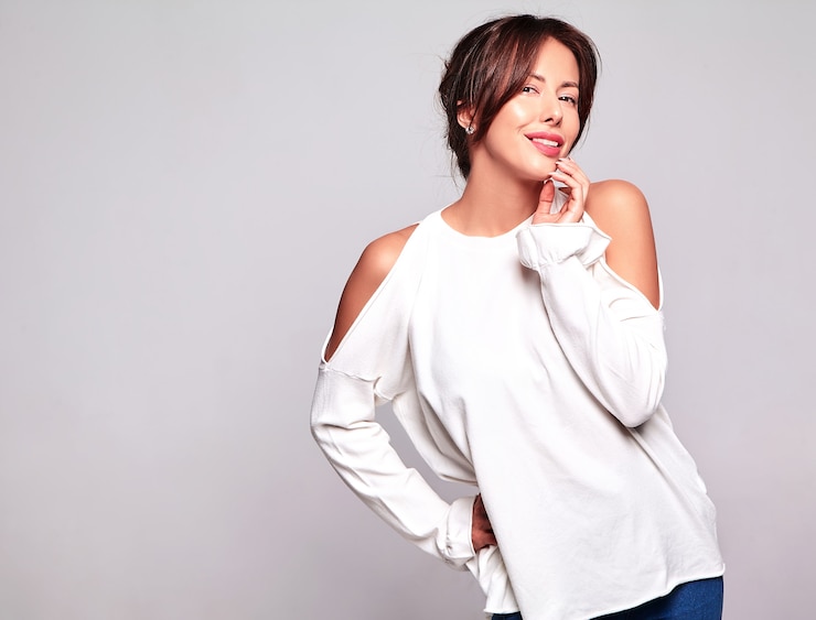 Foto grátis retrato do modelo bonito mulher morena bonita com roupas de verão casual sem maquiagem isolada em cinza