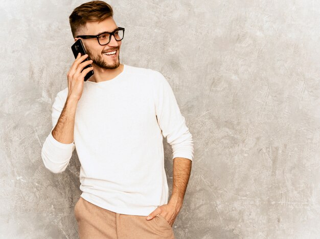 Retrato do modelo de empresário de hipster sorridente bonito vestindo roupas de verão casual branco.