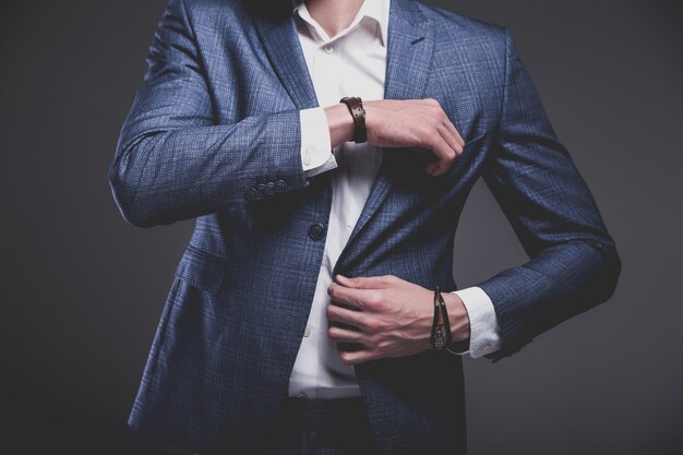 retrato do modelo de empresário de moda hipster elegante bonito vestido com elegante terno azul na cinza