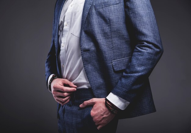 retrato do modelo de empresário de moda hipster elegante bonito vestido com elegante terno azul na cinza