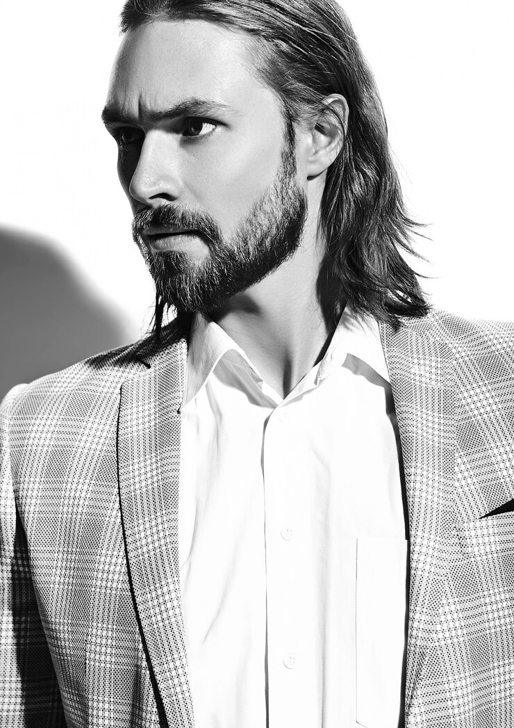 Foto grátis retrato do modelo de empresário de moda hipster elegante bonito vestido elegante terno azul claro
