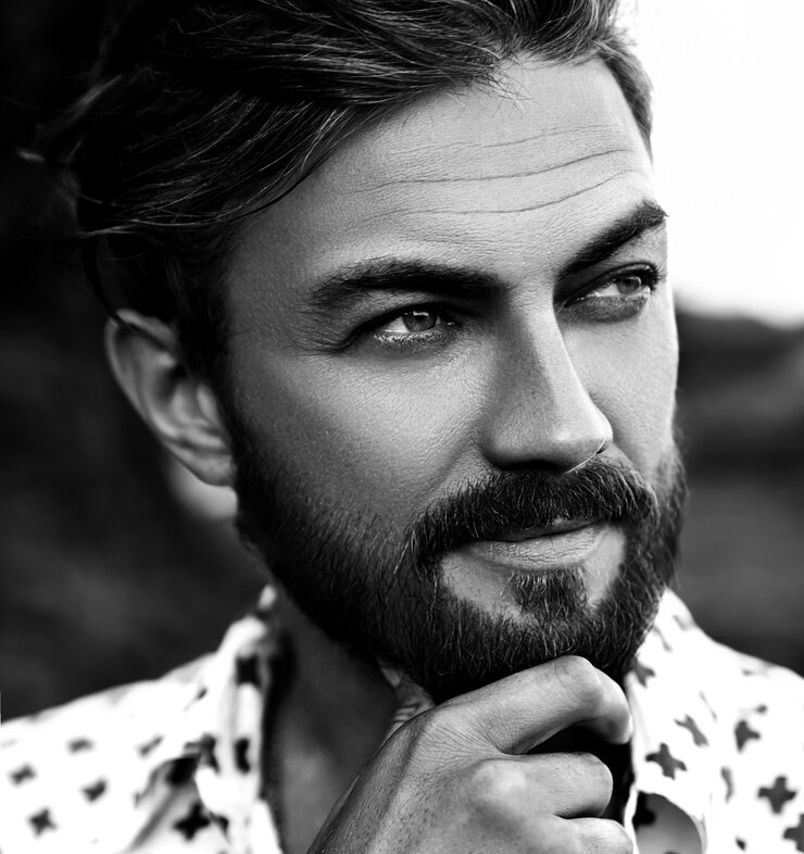 Foto grátis retrato do modelo de homem bonito moda banhos de sol, vestindo roupas de camisa branca, posando na rua