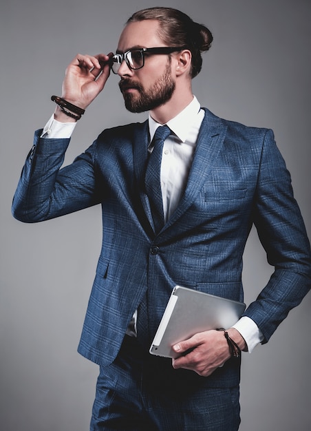 Foto grátis retrato do modelo de moda bonito empresário vestido elegante terno azul com óculos