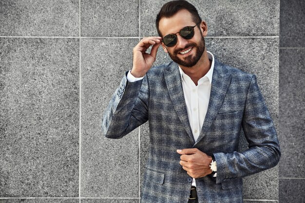 Foto grátis retrato do modelo de moda bonito empresário vestido elegante terno xadrez