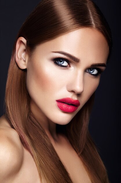 Retrato do modelo de mulher bonita com maquiagem de noite e penteado romântico. lábios vermelhos