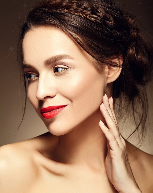 retrato do modelo de mulher bonita com maquiagem diária fresca e lábios vermelhos