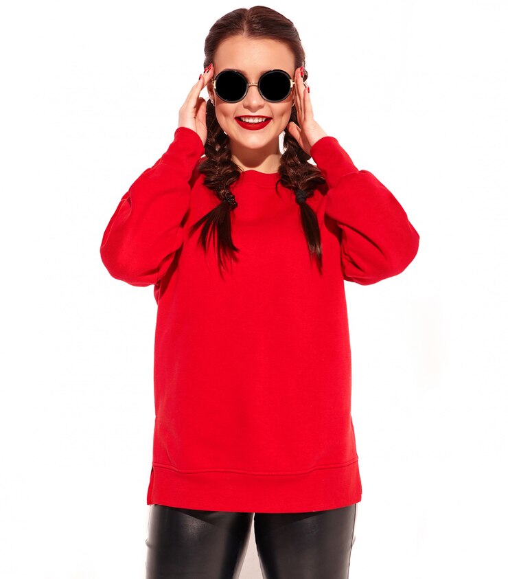 Foto grátis retrato do modelo de mulher feliz sorridente jovem com maquiagem brilhante e lábios coloridos com duas tranças e óculos de sol em roupas de verão vermelho isoladas.