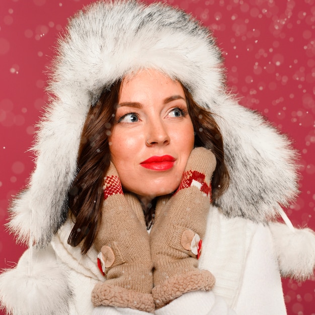 Foto grátis retrato do modelo feminino bonito do inverno