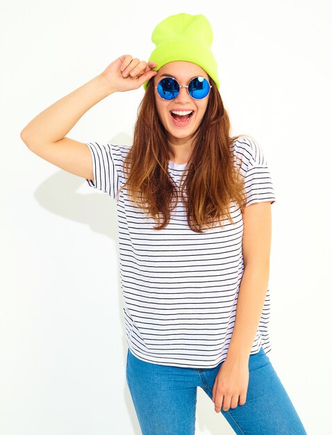 Retrato do modelo jovem elegante em roupas de verão casual com chapéu gorro amarelo. Isolado no branco