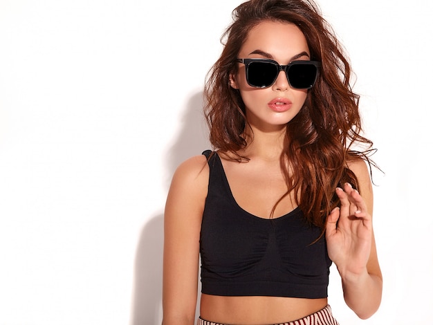 Retrato do modelo jovem elegante em roupas de verão casual com maquiagem natural em óculos de sol isolados