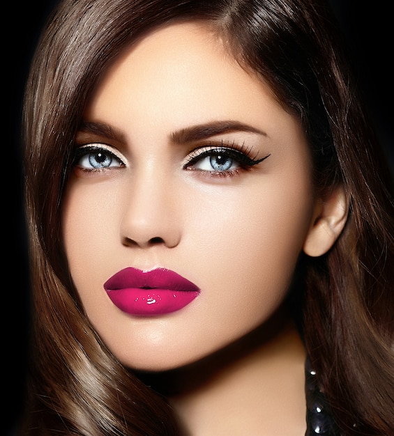 retrato do modelo sexy elegante caucasiano mulher jovem e bonita com lábios naturais-de-rosa