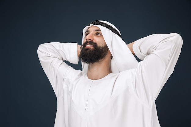 Foto grátis retrato do xeque da arábia saudita. jovem modelo masculino em pé e descansando.