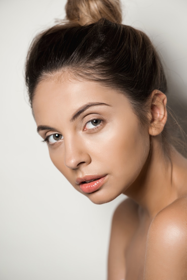 Foto grátis retrato em close-up de uma jovem e linda mulher
