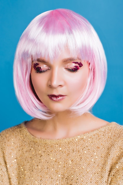 Foto grátis retrato encantadora jovem mulher com cabelo rosa cortado, olhos fechados. maquiagem atraente, enfeites rosa nos olhos, mostrando emoções verdadeiras e sensíveis, mulher mágica, sonhando.