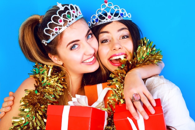 Retrato engraçado de estilo de vida de férias de duas lindas garotas melhores amigas prontas para a festa