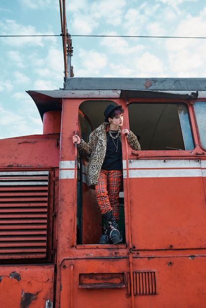 Retrato estético pop punk de mulher posando na locomotiva
