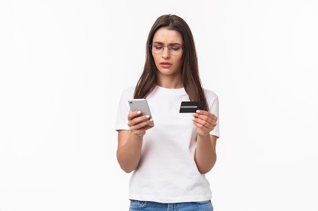 retrato expressivo jovem com celular e cartão de crédito