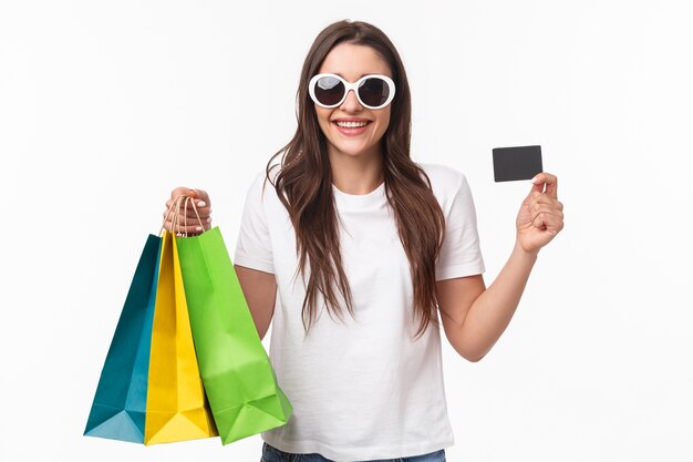 Foto grátis retrato expressivo jovem segurando sacolas de compras