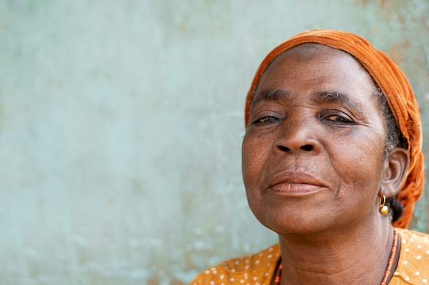 Retrato exterior da mulher africana idosa