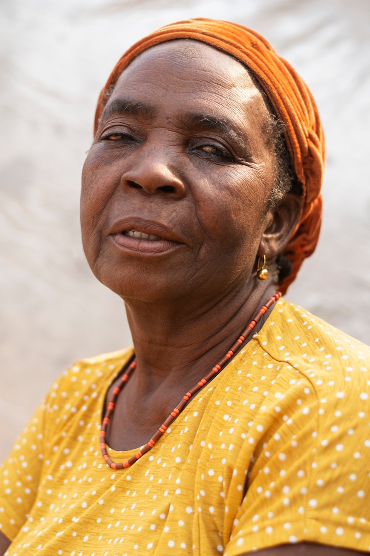 Foto grátis retrato exterior da mulher africana sênior