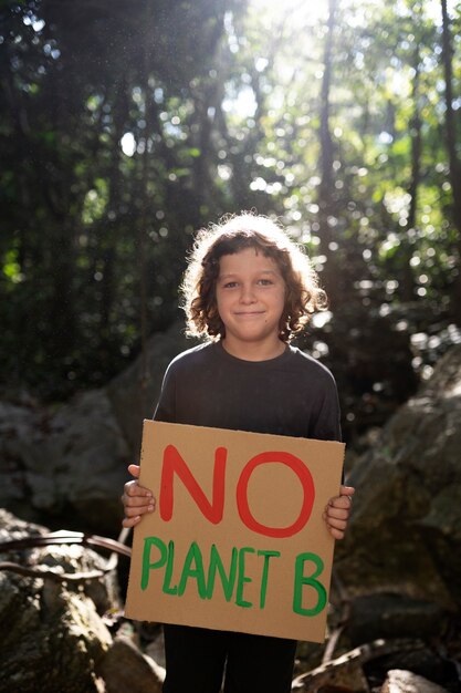 Retrato exterior de criança para o dia mundial do meio ambiente