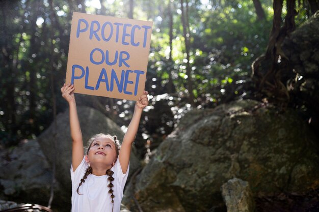 Retrato exterior de criança para o dia mundial do meio ambiente
