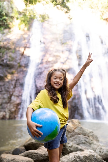 Retrato exterior de criança para o dia mundial do meio ambiente