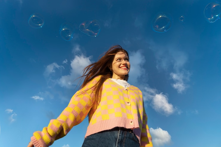 Foto grátis retrato exterior de jovem adulto