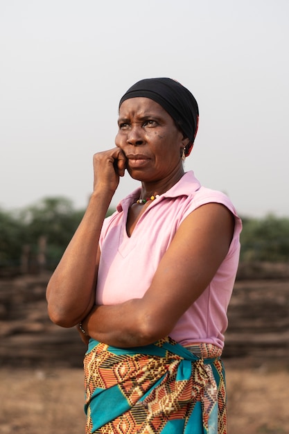 Retrato exterior de mulher africana de tiro médio