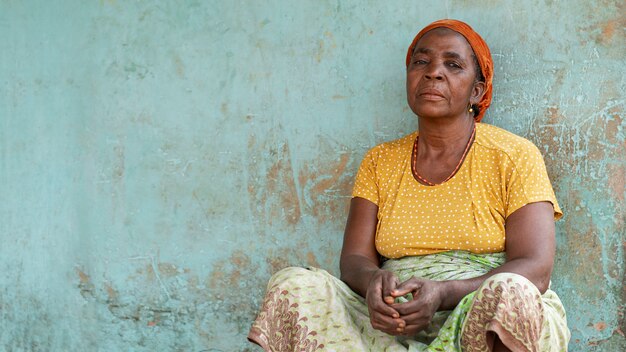 Retrato exterior de mulher africana idosa de tiro médio
