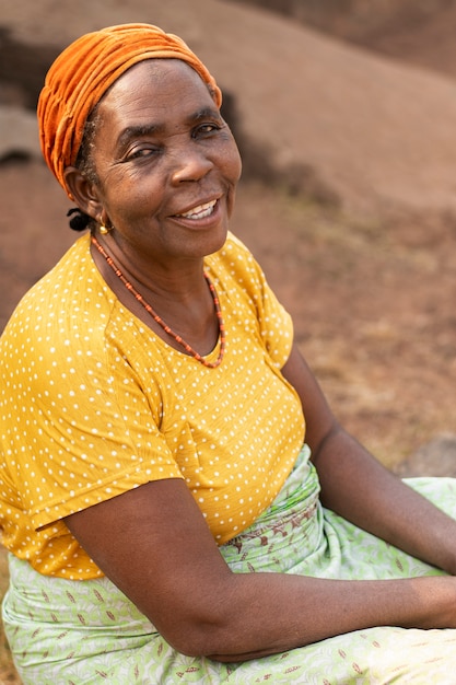 Foto grátis retrato exterior de mulher sênior de tiro médio