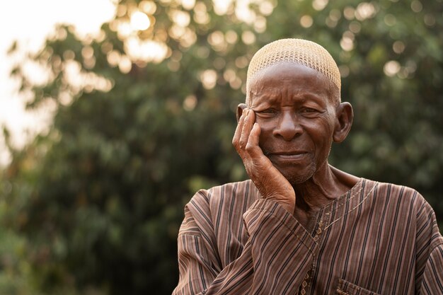 Retrato exterior do homem africano de tiro médio