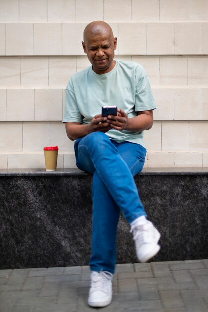 Retrato exterior do homem negro