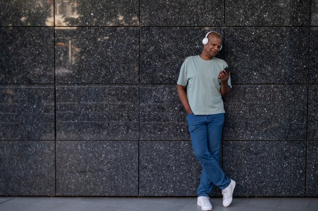 Retrato exterior do homem negro